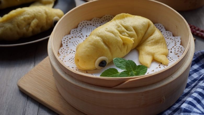 香肠锦鲤包,凉水上锅,大火转中小火蒸15分钟,关火后继续焖3分钟再开盖