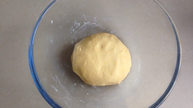 香肠锦鲤包,和好的南瓜面团放入盆里,盖上保鲜膜。室温高,直接在室温下发酵即可