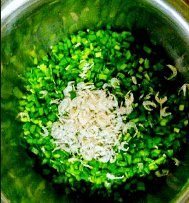 韭菜盒子,<a style='color:red;display:inline-block;' href='/shicai/ 116'>韭菜</a>清洗干净，控干水份，用刀切末，放入盆里，加适量的<a style='color:red;display:inline-block;' href='/shicai/ 288'>虾皮</a>，放入食用油。