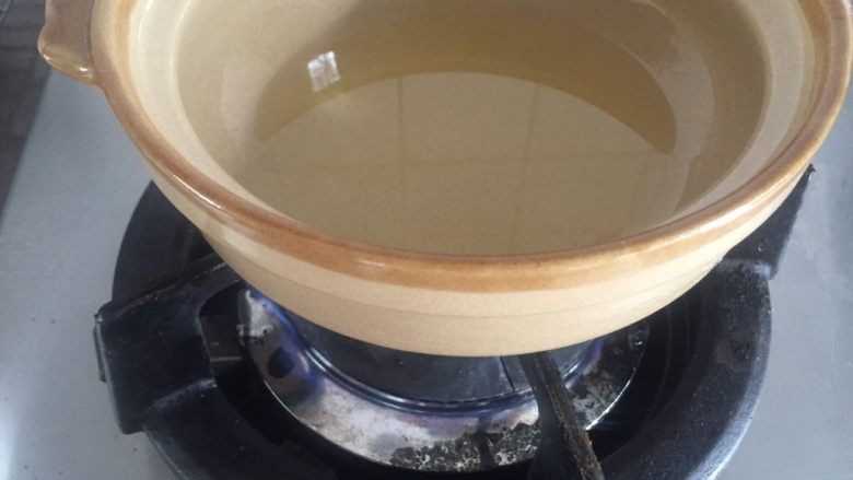 豆豉豆泡菠菜煲•斋菜,起砂锅,倒入食用油,中小火加热。