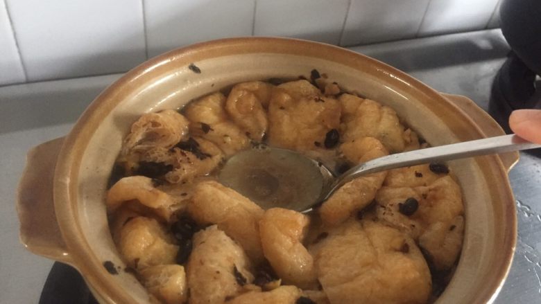 豆豉豆泡菠菜煲•斋菜,稍微搅拌锅内材料均匀,让豆泡吸满汤汁。