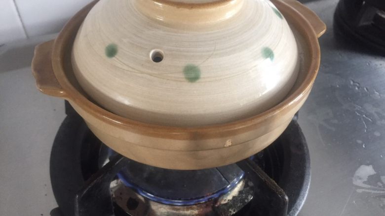 豆豉豆泡菠菜煲•斋菜,盖盖子,小火焖煮5-8分钟。