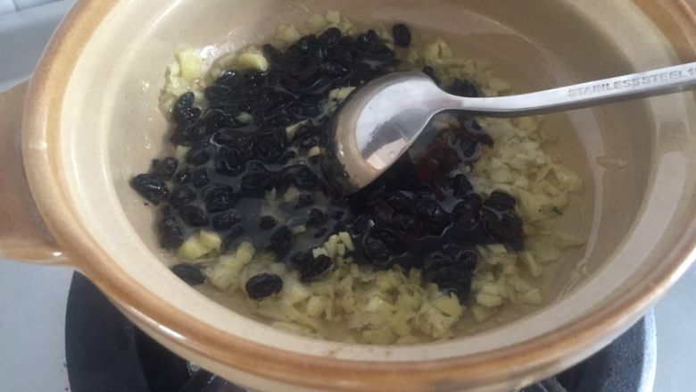 豆豉豆泡菠菜煲•斋菜,接着下浸泡好的豆豉勺子稍微拌碎逼出香气,爆香。