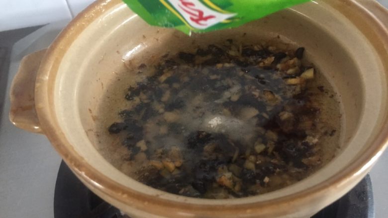 豆豉豆泡菠菜煲•斋菜, 小火油炸2-4分钟等出豆豉老姜的香气,适当调味加些<a style='color:red;display:inline-block;' href='/shicai/ 756'>鸡精</a>。