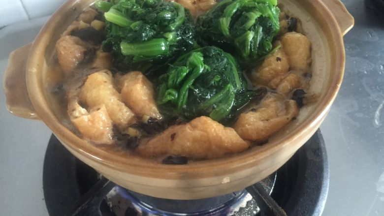 豆豉豆泡菠菜煲•斋菜,下菠菜团子,再次盖盖子焖几分钟后即离火。