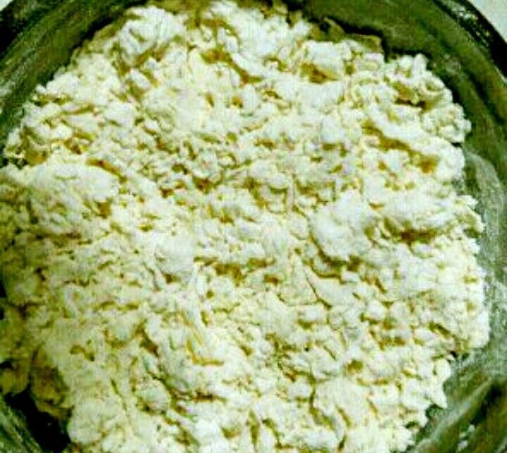 韭菜盒子,把面粉放入盆里，慢慢倒入用开水，用筷子搅拌成雪花形状