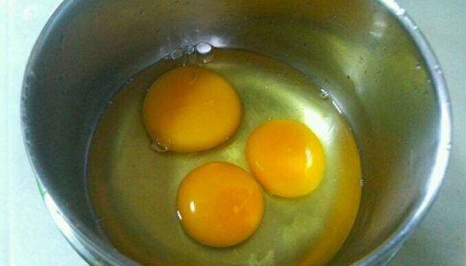 韭菜盒子,<a style='color:red;display:inline-block;' href='/shicai/ 9'>鸡蛋</a>打入碗里，搅拌成<a style='color:red;display:inline-block;' href='/shicai/ 9'>鸡蛋</a>液