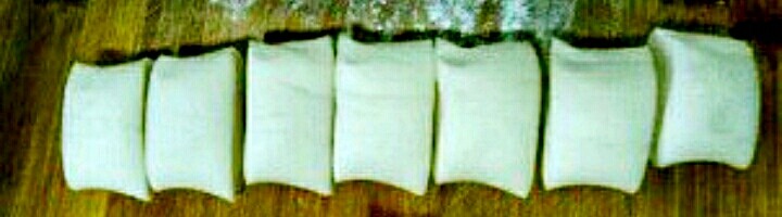 韭菜盒子,把醒好的面揉成长条，均匀分成大小均匀的剂子。