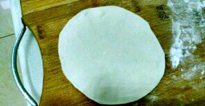 韭菜盒子,用擀面杖擀成饺子皮