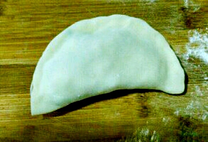 韭菜盒子,在饺子皮上放上馅，用手把边捏住即可