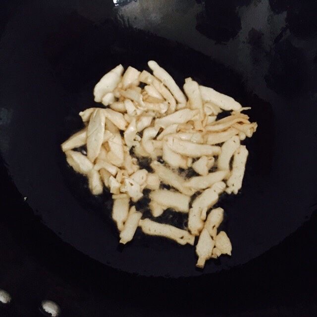 豆干杏鲍菇拌面,热锅冷油,把豆干放入锅中翻炒