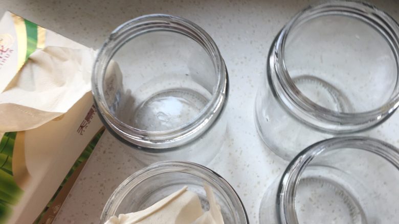 黄桃罐头,把罐头擦干净备用