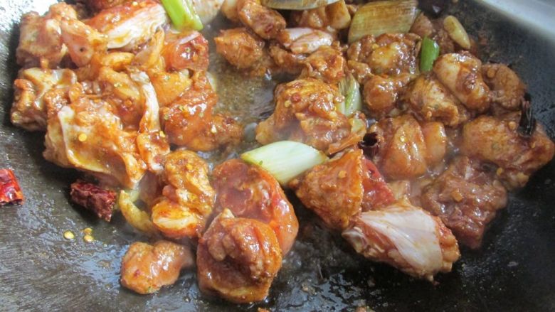 重庆鸡公煲,使劲煸炒一会,鸡块发白。