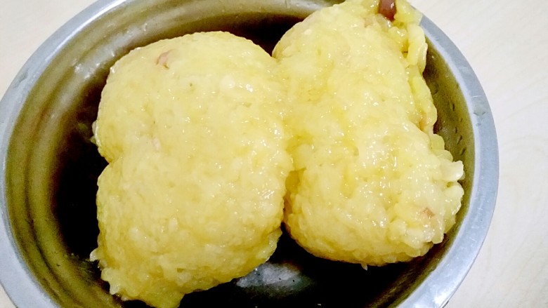 #钻板秀#+可以吃的“炸药包”,煮熟后尽快拿起来沥干水,泡在水里粽子味道会变淡的。打开一看,外面的糯米都变黄啦。很清香呢!
