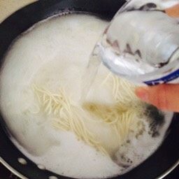 豆干杏鲍菇拌面,再加上清水就可以了