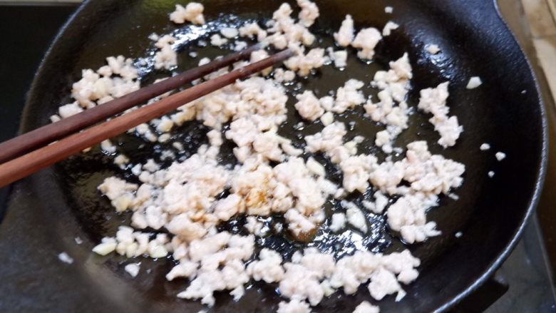 宝宝辅食之肉末蒸冬瓜+冰糖水蜜桃,炒散变色后放少许盐,一点点<a style='color:red;display:inline-block;' href='/shicai/ 788'>生抽</a>关火。