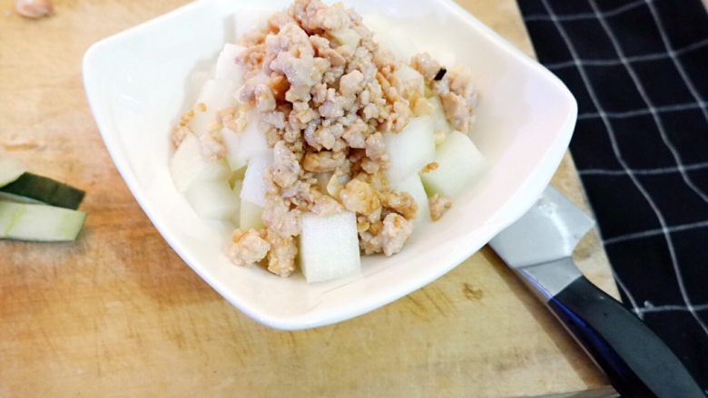 宝宝辅食之肉末蒸冬瓜+冰糖水蜜桃,用余温把肉末拌匀,捞出铺在冬瓜上。
肉末要提前炒过,如果直接上锅蒸,就会是一整坨肉饼蒸冬瓜。
