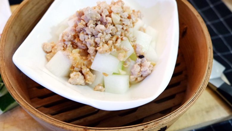 宝宝辅食之肉末蒸冬瓜+冰糖水蜜桃,蒸锅里烧水,水开后放入冬瓜,蒸15-20分钟即可。