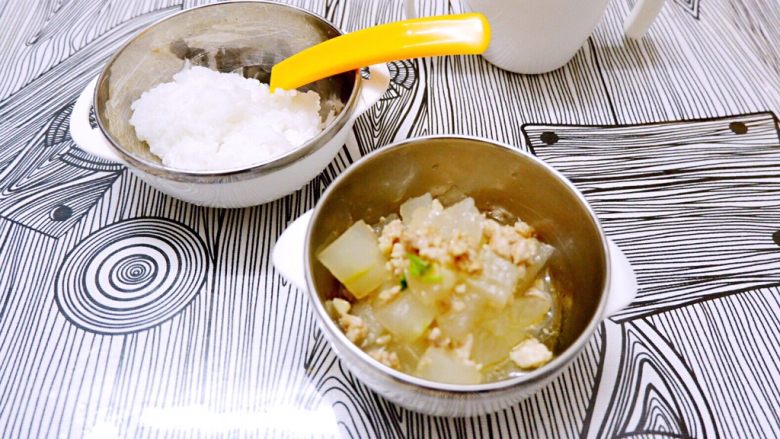 宝宝辅食之肉末蒸冬瓜+冰糖水蜜桃,给小孩子吃这样就可以了,如果大人吃可以泼葱油,淋豉油就有味道了。