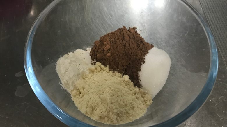 巧克力块玛芬 麦芬,制作黑可可碎
需要的材料:低粉20g 杏仁粉33g 黄油20g 砂糖25g 黑可可10g
倒入碗中