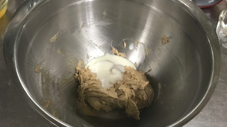 巧克力块玛芬 麦芬,打蛋器一档低俗打发至砂糖融化,黄油霜颜色泛白,体积蓬松即可
加入<a style='color:red;display:inline-block;' href='/shicai/ 885'>酸奶</a>,搅拌均匀