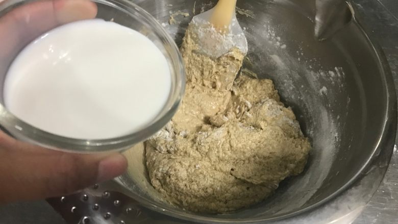 巧克力块玛芬 麦芬,加入一半的牛奶,充分搅拌