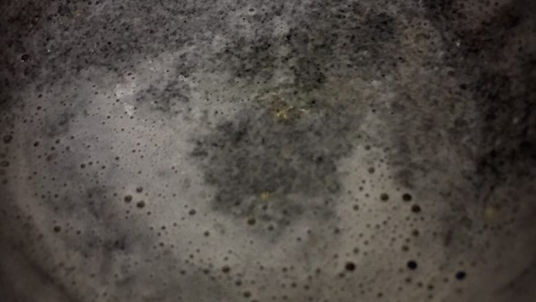 手工芝麻糊,把黑芝麻糯米放入料理机,加纯净水打磨
