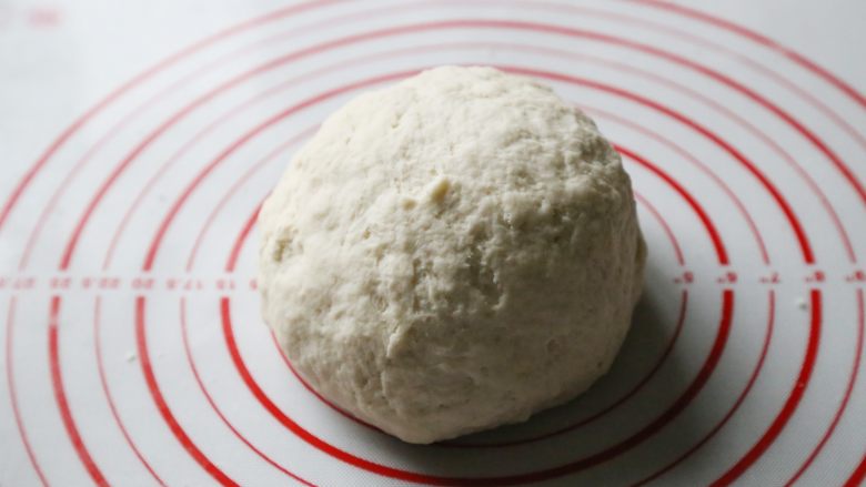 酱香饼,移到操作台,盖上保鲜膜,醒发20分钟。