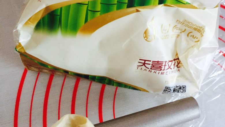 卷卷汉堡,用纸粘一点自制的脱模糕,擦在模具上(没有脱模糕也可以擦点黄油)