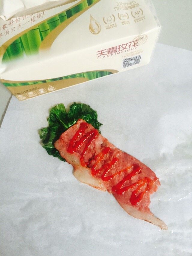 卷卷汉堡,挤上一点番茄酱或者沙拉酱 和生菜一起卷起来,塞进面包里就可以了(家里今天买的生菜太小了)