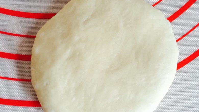 卷卷汉堡,拿一个醒好的面团,拍扁