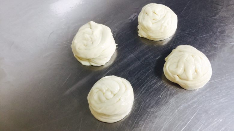 🌺筋饼🌺
,一个面剂子 擀成饼 分割成4个小面剂子
一斤面粉 分成8个饼