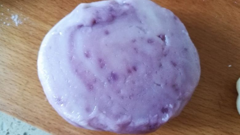花样紫薯冰皮月饼,同样的,我还将紫薯,南瓜添加进面团中,包入紫薯馅