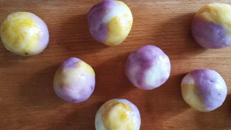 花样紫薯冰皮月饼,搓成小圆球,再入模具中,按压后挤出