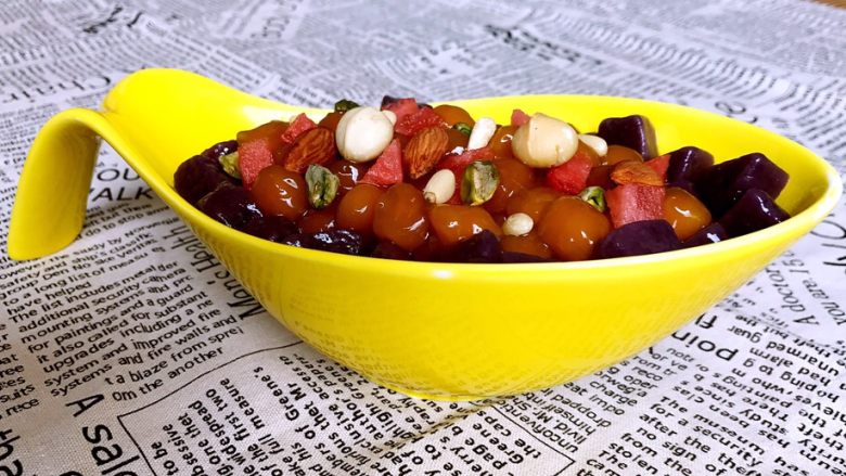 菠萝汁Q弹芋圆,把芋圆放入碗中,撒上<a style='color:red;display:inline-block;' href='/shicai/ 2419'>干果</a>,加入西瓜块
