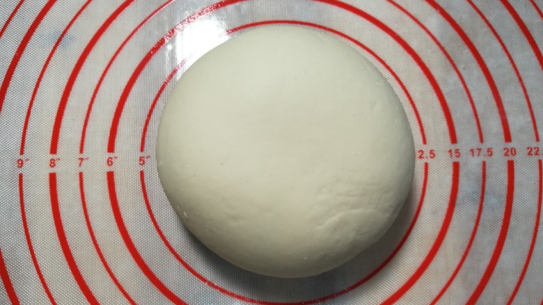 苋菜饼,面团揉软些,至光滑,盖上湿布或者保鲜膜,根据温度发酵45分钟至一个小时。