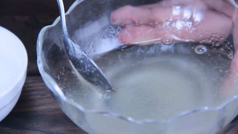泰式芒果椰汁西米糕,吉利片掰碎,先用冷水泡软备用。