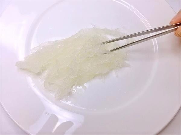 双薯酸奶燕窝,燕窝泡发好后,去除细毛和杂质~再换水清洗干