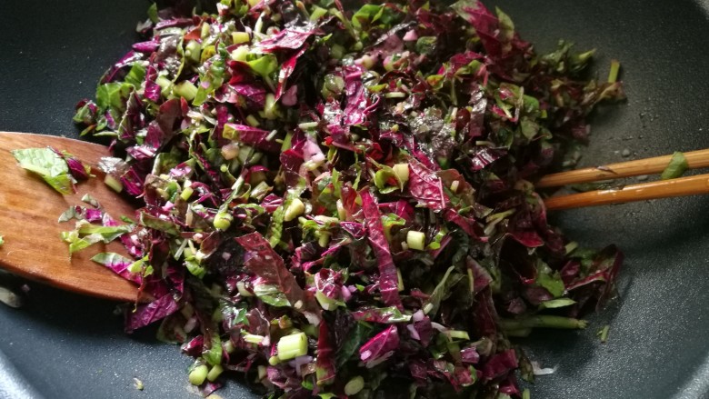 苋菜饼,放入苋菜和虾米翻炒出香味,加入盐,<a style='color:red;display:inline-block;' href='/shicai/ 756'>鸡精</a>调味,炒熟盛出备用。