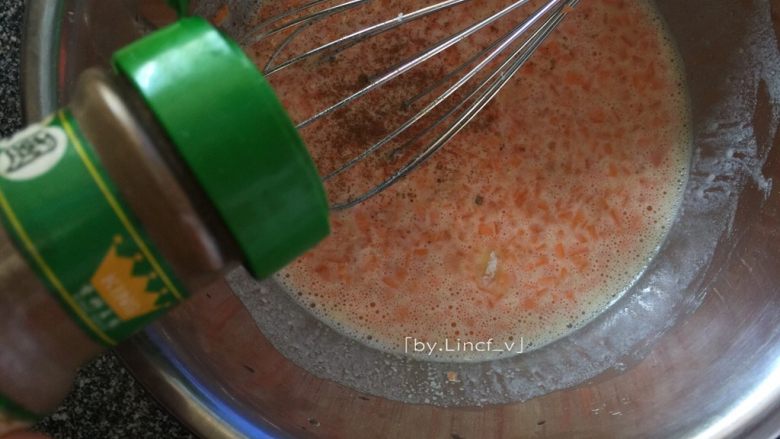 洋葱圈鸡蛋饼,加入少许黑/白胡椒粉(可去鸡蛋腥味又能提味)