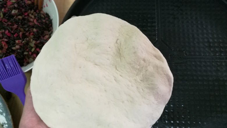 苋菜饼,平底锅或者饼铛预热,刷点油。小面团捏薄。