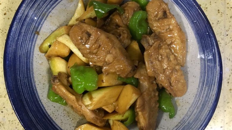 茭白烧鸡翅,茭白肉质细嫩鲜美,鸡翅的油脂都被茭白吸收了,吃起来的口感也很像肉一样,但是完全没有罪恶感对不对!