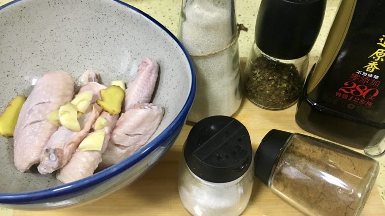 茭白烧鸡翅,食材准备:腌制鸡翅。
调料:盐,五香粉,花椒粉,糖,<a style='color:red;display:inline-block;' href='/shicai/ 788'>生抽</a>。