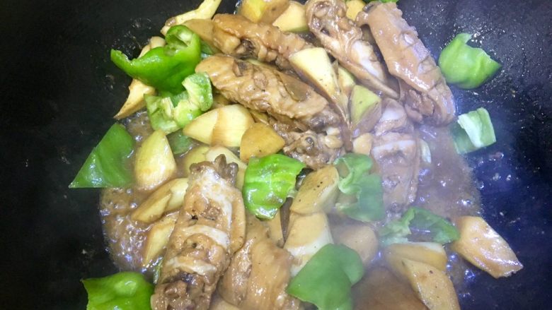 茭白烧鸡翅,10分钟后揭开锅盖,让我们来看看锅里的情况~嗯,好香啊!闻到没有?在锅里还有少许汤汁的情况下加入青椒块一起翻炒均匀,这时候可再次试味调整。然后大火翻炒收汁。
