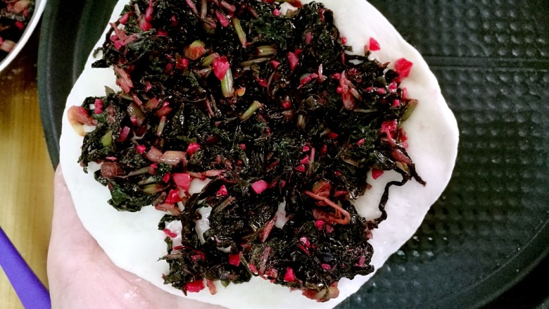 苋菜饼,放上苋菜,像做包子那样收口捏紧按扁。