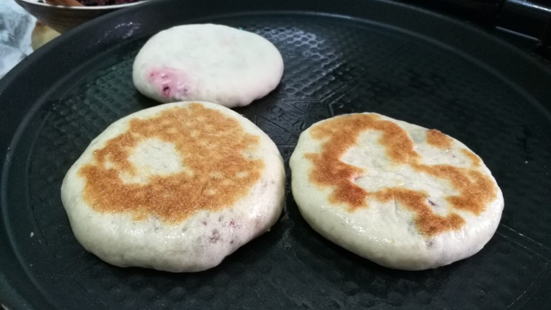 苋菜饼,放入锅中烤至两面金黄,明显变胖就可以了。