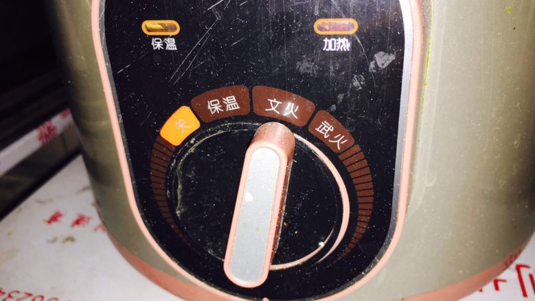 拆骨肉袋,九阳电沙锅开文火开始炖煮(我是前天晚上10:30分开火至第二天早上起来6:00左右关火)颈骨是用筷子轻松脱骨的