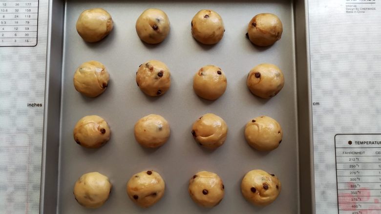 巧克力豆麻薯面包,面团按照30克一个平均分成16个,揉圆放入烤盘里