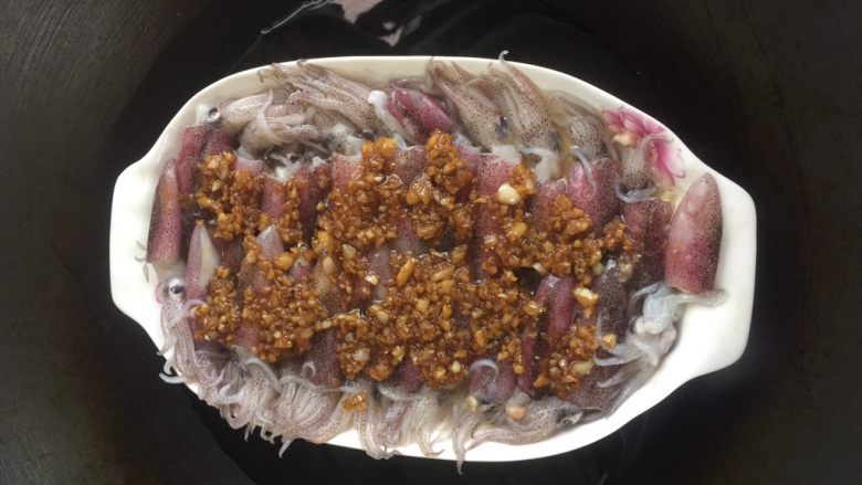 蒜蓉蒸小鱿鱼,锅中倒适量水,把鱿鱼放进去,大火蒸十五分钟就可以出锅了