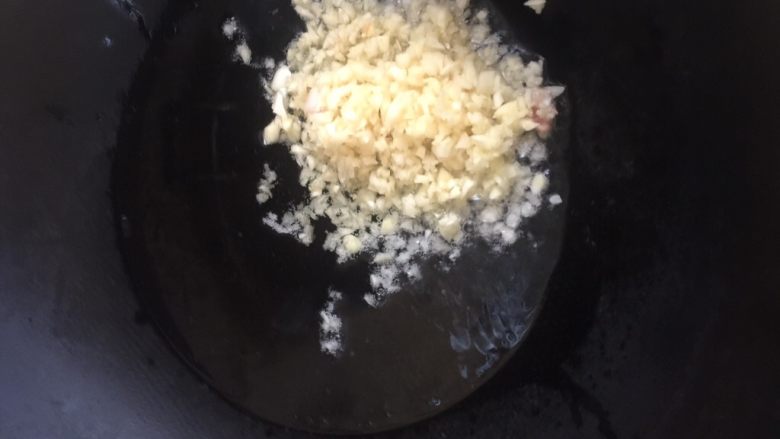 蒜蓉蒸小鱿鱼,锅内倒油,放入蒜末
